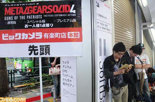 Illustration for article titled Metal Gear Solid 4 Japan Launch - Tokyo